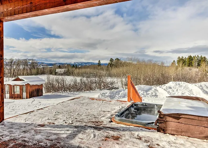 Charming Bedford Cabin W/ Private Hot Tub!