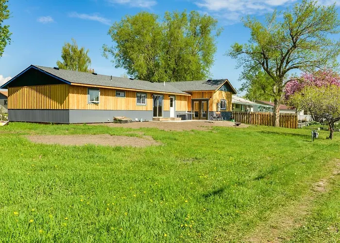Family-Friendly Lander Home Rental: Yard, Patio!