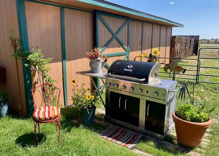 Yellowstone Cattle Baron Ensuite, Private Entrance & Parking - Prairie Rose B&B