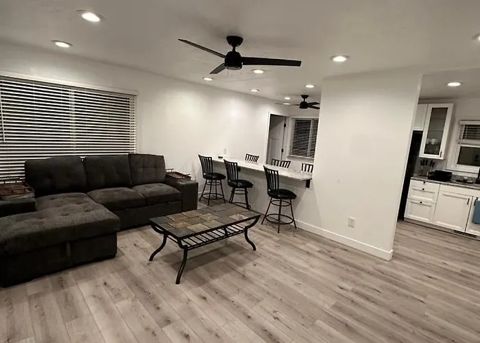 2BR Gem: Modern Comfort&Style