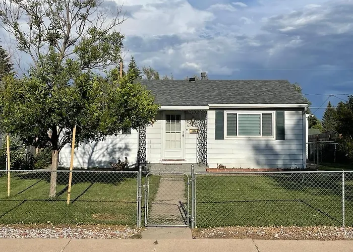Charming 2-Bedroom House For A Peaceful Getaway