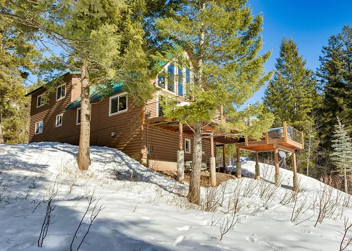 Wyoming Cabin W/ Hot Tub & Mountain-View Deck