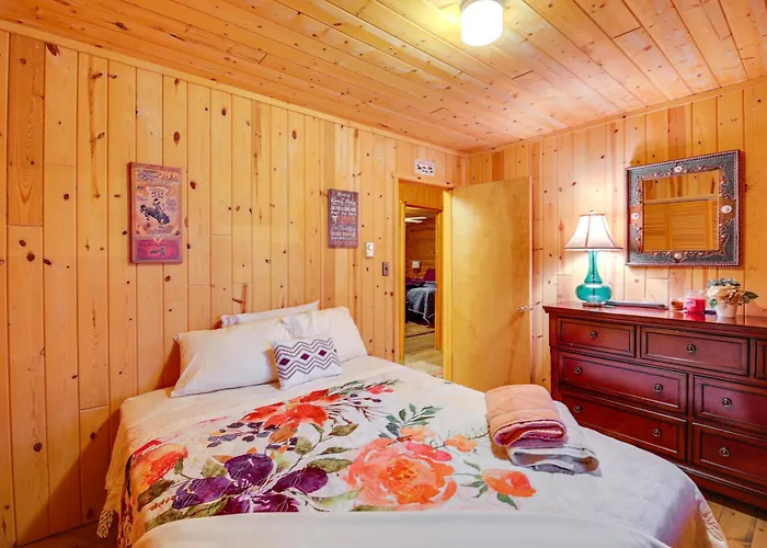 Remote Cabin W/ Gas Stove < 7 Mi To Town!