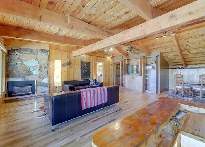 Spacious Pinedale Home W/ Mountain Range View