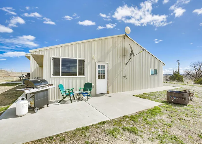 2 Mi To Dtwn Buffalo: Mtn-View Retreat W/ Patio!