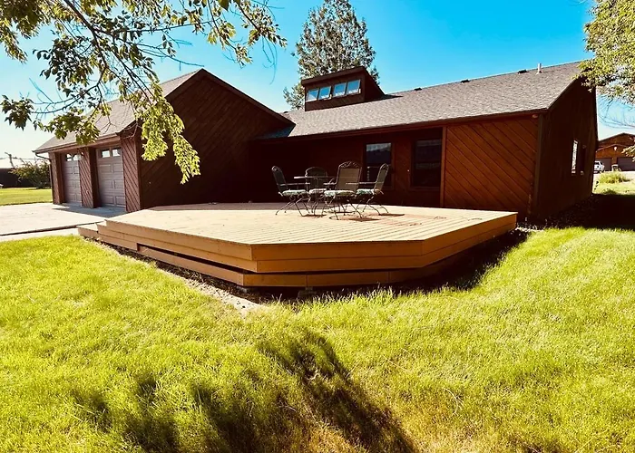 Family Home With Mountain Views!