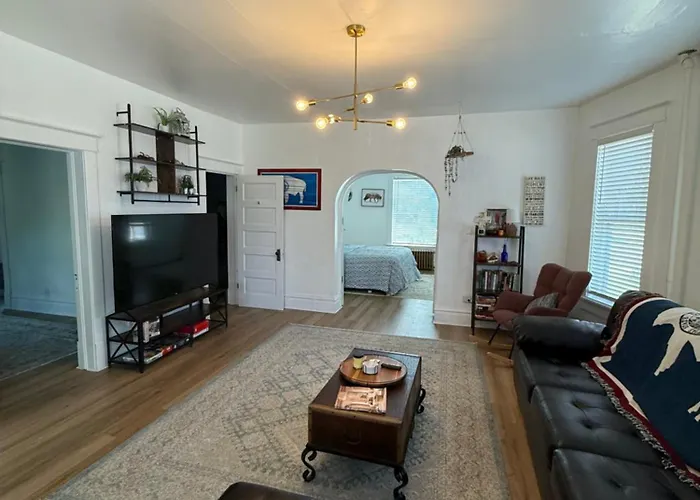 Updated 2 Bedroom Close To Downtown And University