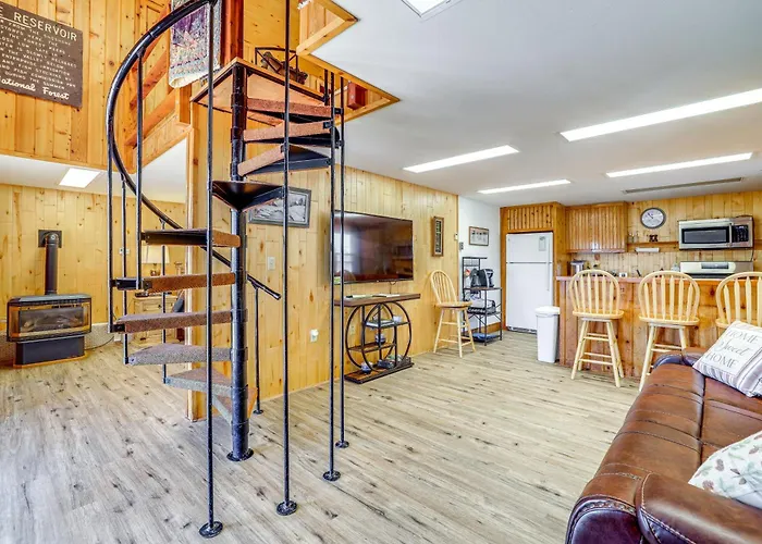 2 Mi To Main Street: Mtn-View Escape In Lander!