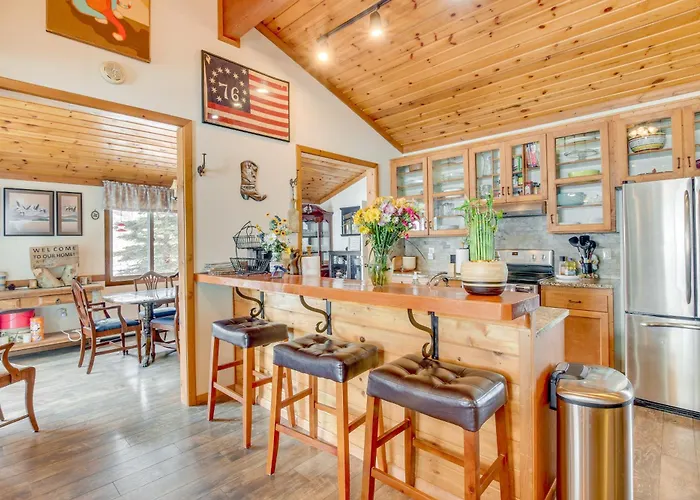 Fire Pit & Games! 10-Acre 'Majestic Mountain Home'