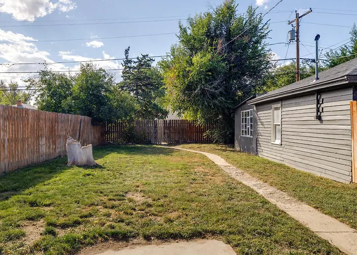Near Downtown: Spacious Casper Getaway W/ Deck