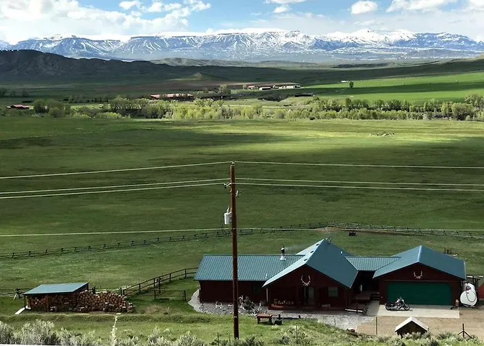 Cozy Accommodation With Breakfast Included In Meeteetse, Wyoming