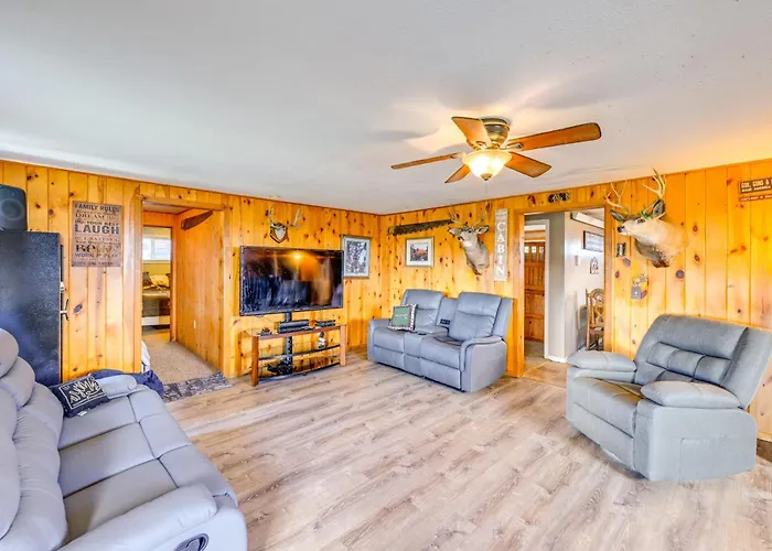 Hunt, Fish & Hike: Home W/ Deck In Encampment