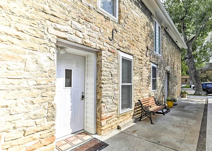 Historic Laramie Condo - 3 Blocks To Downtown & Uw