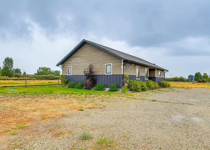 Pinedale Getaway Near Hiking, Skiing & Lakes!
