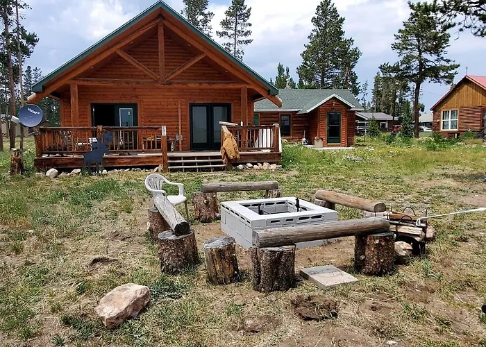 Beautiful Cabin With Fire Pit And Deck In Foxpark, Wyoming