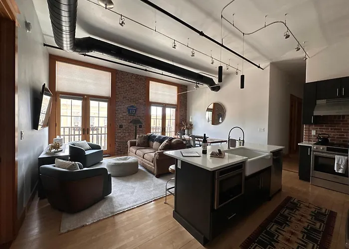 Chic 3Br Industrial Loft Main St W Garage