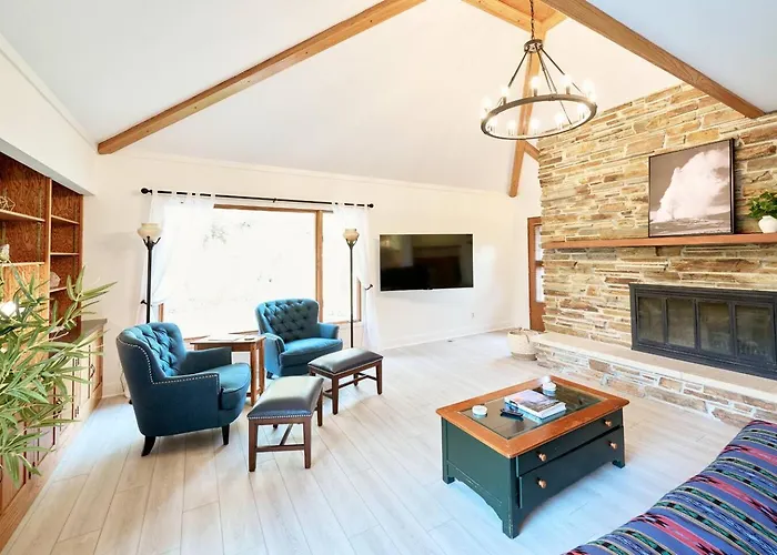 Spacious Retreat Fenced Yard & Patio Walk Downtown