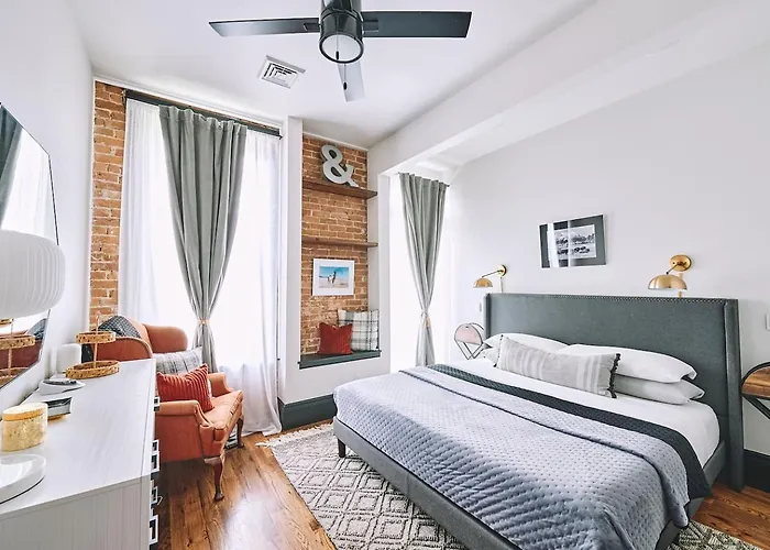Luxe Main St Loft With Rooftop Lounge And Balcony