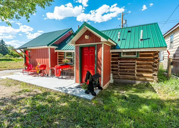 Western Log Cabin Near Downtown Sheridan