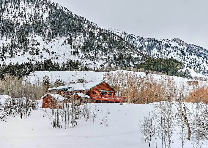 Charming Bedford Cabin W/ Private Hot Tub!