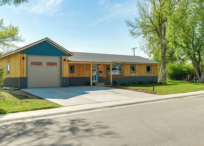 Family-Friendly Lander Home Rental: Yard, Patio!