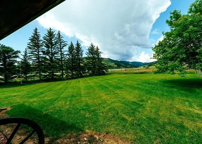 Rustic Cabin With Enormous Backyard And Marvelous Mountain Views In Buffalo, Wyoming