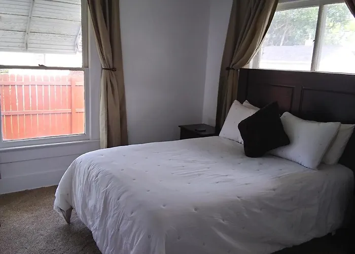 Bright And Cool Powell Apartment